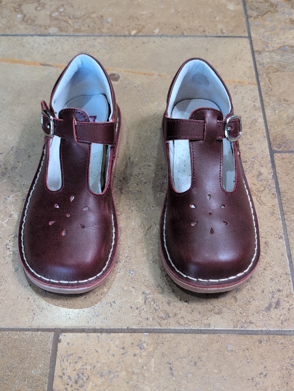 L'Amour girl shoes. Red. Size 4.